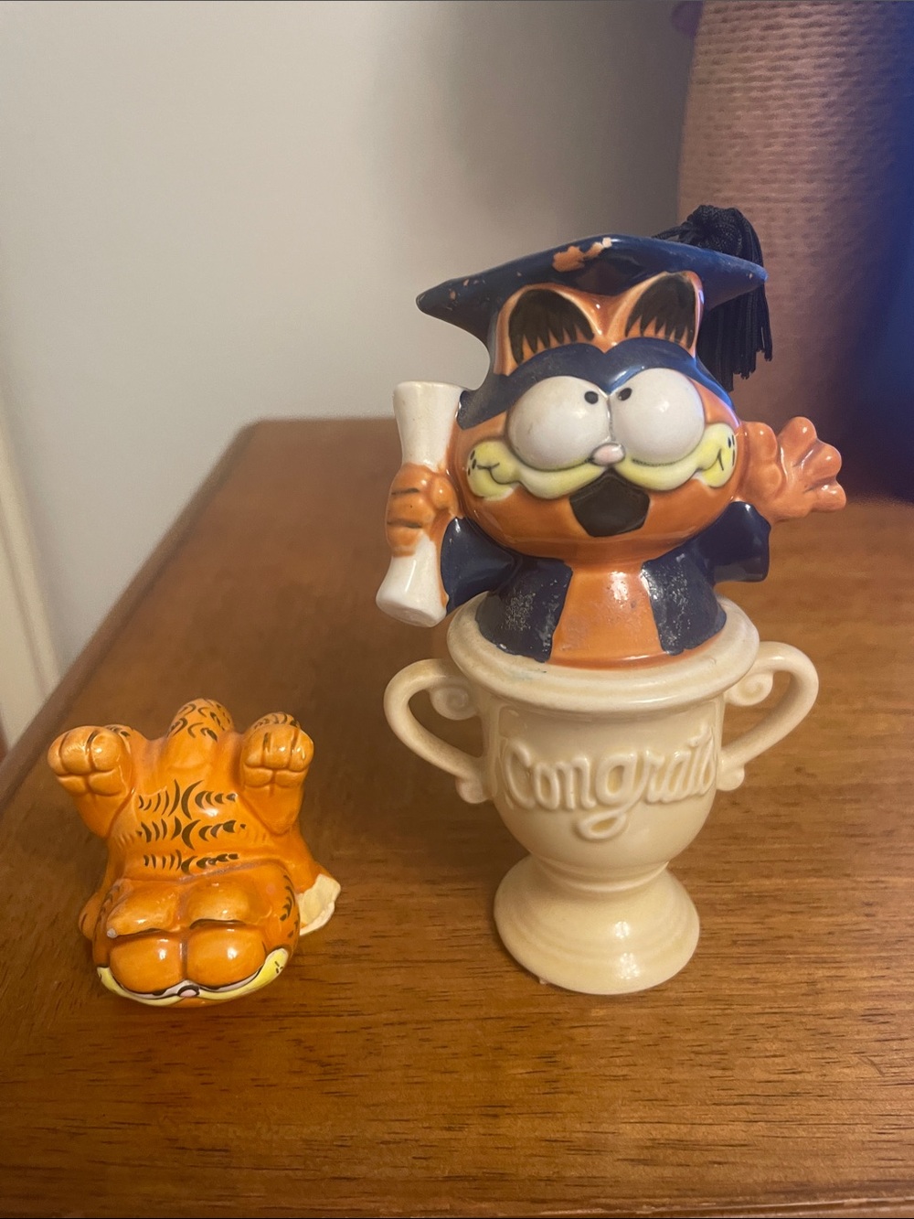 📍Lot of 2 Vintage Ceramic GARFIELD Figurines Graduation Trophy & Headstand Flip